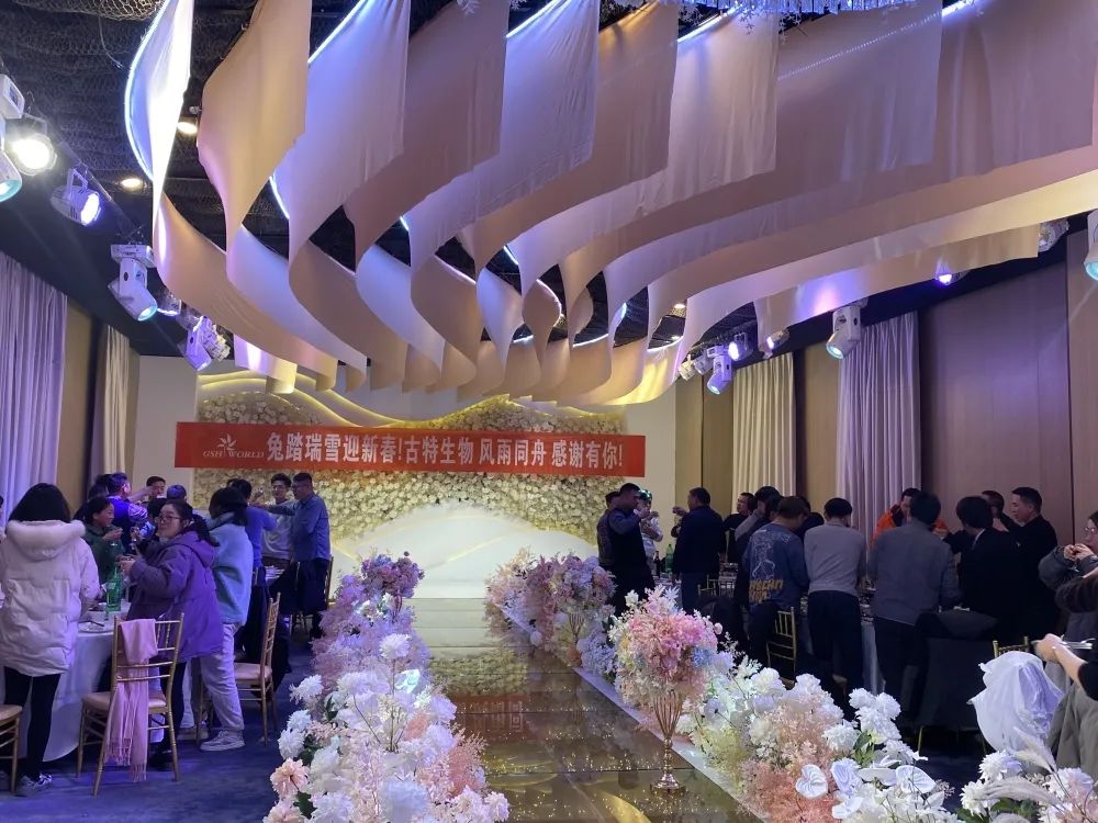 所有员工欢聚一堂，共同举杯庆祝